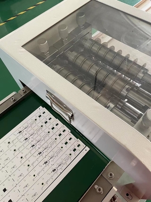 Yüksek Hızlı Çelik Kılıçları ve Taşıyıcı Kemer Lini ile PCB Depaneling Makinesi