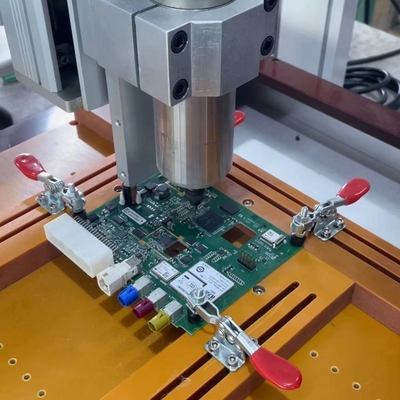 Yüksek hassasiyetli 3 Eksenli Masaüstü PCB Yönlendirici Makinesi 0.02mm Sürüş Sistemi Tekrarlanabilirliği için