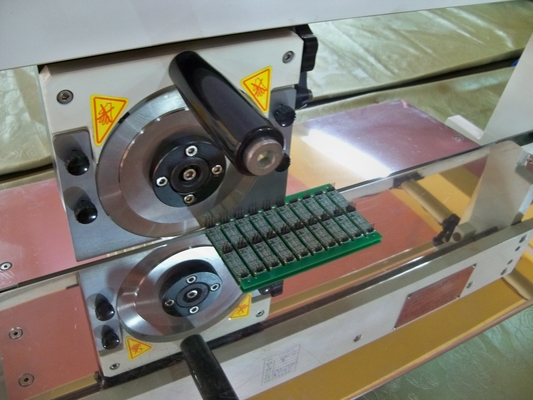 Düzenlenebilir doğrusal bıçaklı ve dairesel bıçaklı CWV-1M PCB Depaneling Makinesi