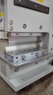 50 mm yükseklikteki bileşenler için katı demir çerçeve ile doğrusal bıçaklı PCB V kesme makinesi