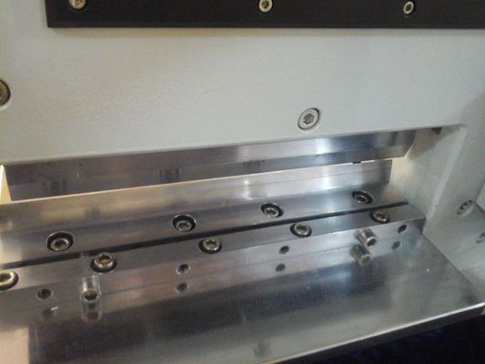 Alüminyum Altyapısı için PCB V Kesme Makinesi 220V RUV Pnömatik